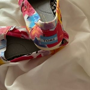Women’s size 5 Floral Toms